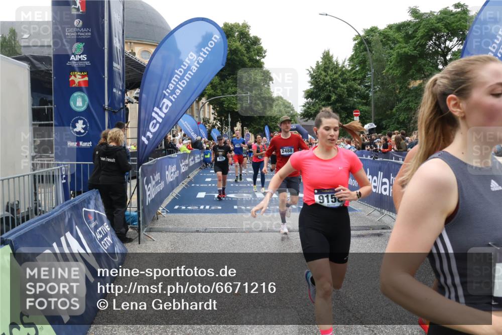 30.06.2024 - hella hamburg halbmarathon Lena Gebhardt http://msf.ph/oto/6671216 30.06.2024 11:09:57 Ziel 625, 732, 1400, 1588, 2488, 2966, 3018, 3254, 3610, 4201, 4745, 6009, 6899, 6997, 7138, 8011, 9158, 10437, 10490, 11883 meine-sportfotos.de