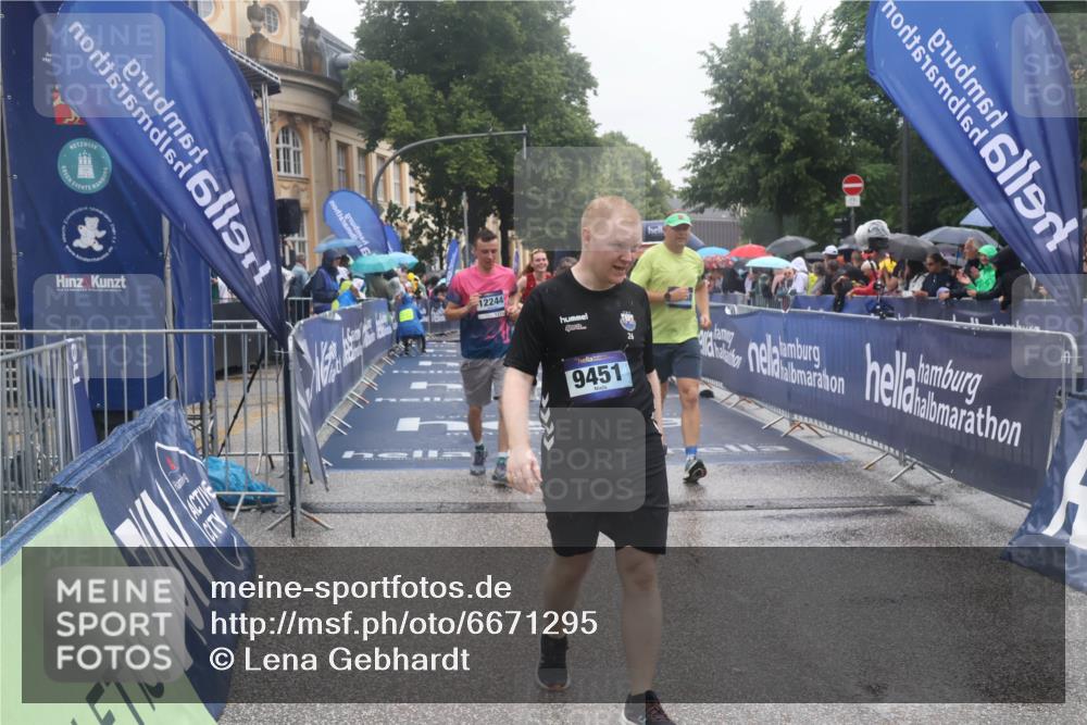 30.06.2024 - hella hamburg halbmarathon Lena Gebhardt http://msf.ph/oto/6671295 30.06.2024 12:22:16 Ziel 2220, 2424, 4964, 6624, 6735, 9258, 9451, 12229, 12244, 13048 meine-sportfotos.de
