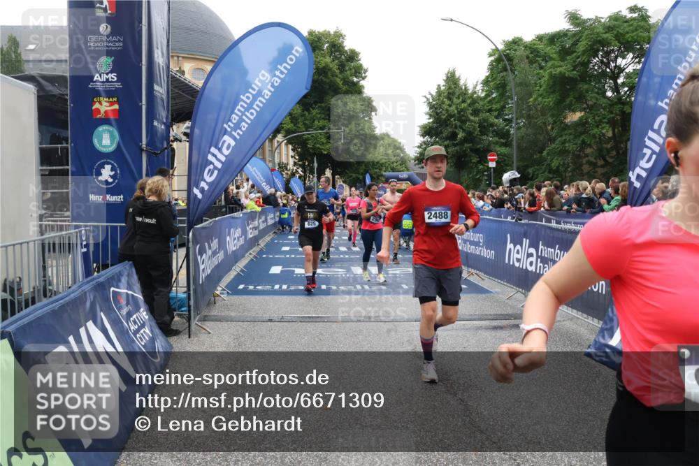 30.06.2024 - hella hamburg halbmarathon Lena Gebhardt http://msf.ph/oto/6671309 30.06.2024 11:09:58 Ziel 625, 732, 1400, 1588, 2488, 2966, 3018, 3254, 3610, 4201, 4745, 6009, 6899, 6997, 7138, 8011, 9158, 10437, 10490, 11883 meine-sportfotos.de