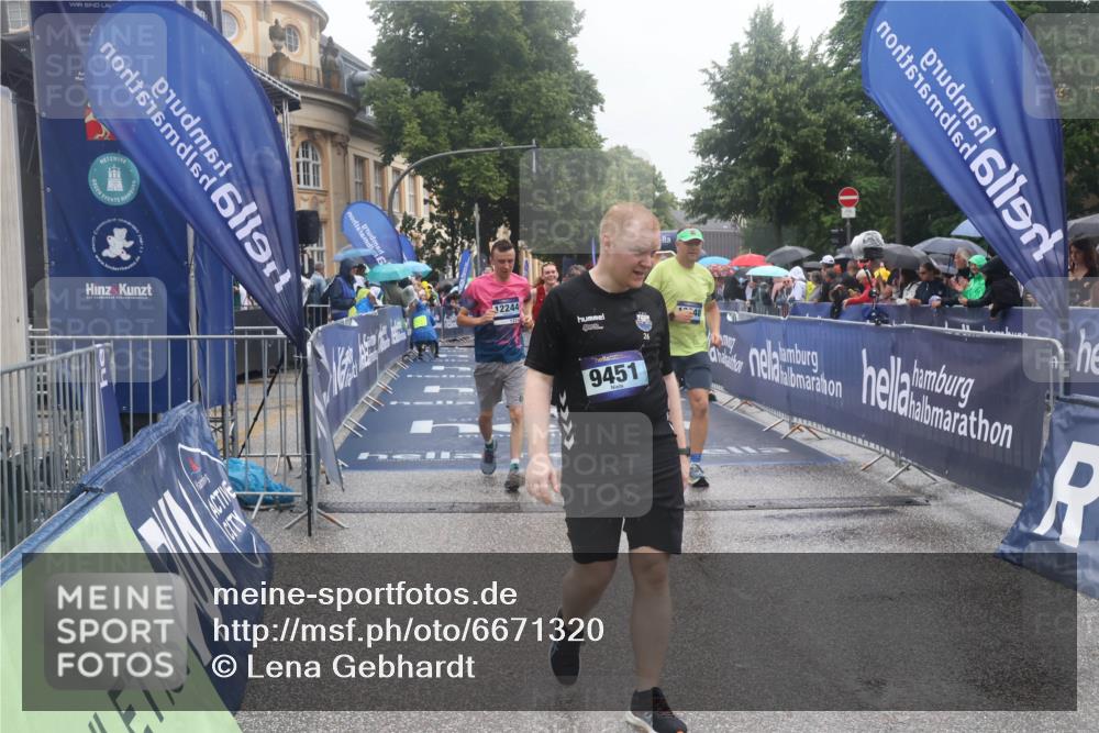 30.06.2024 - hella hamburg halbmarathon Lena Gebhardt http://msf.ph/oto/6671320 30.06.2024 12:22:17 Ziel 2220, 2424, 4964, 6624, 6735, 9258, 9451, 12229, 12244, 13048 meine-sportfotos.de