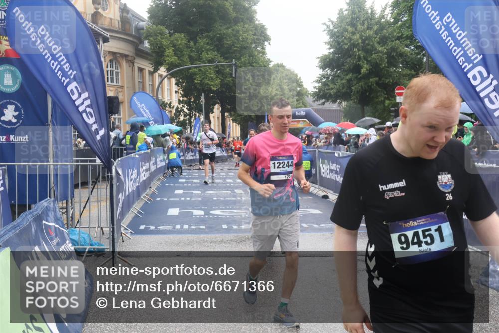 30.06.2024 - hella hamburg halbmarathon Lena Gebhardt http://msf.ph/oto/6671366 30.06.2024 12:22:18 Ziel 2424, 6624, 6735, 9258, 9451, 12229, 12244, 13048 meine-sportfotos.de