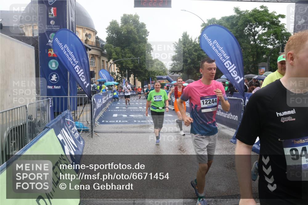 30.06.2024 - hella hamburg halbmarathon Lena Gebhardt http://msf.ph/oto/6671454 30.06.2024 12:22:19 Ziel 2424, 6624, 6735, 12229, 12244, 13048 meine-sportfotos.de