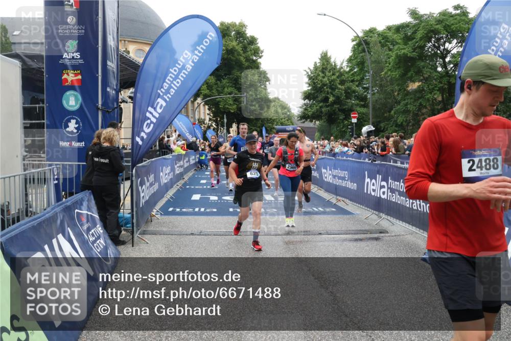 30.06.2024 - hella hamburg halbmarathon Lena Gebhardt http://msf.ph/oto/6671488 30.06.2024 11:09:59 Ziel 625, 1400, 1588, 2488, 2966, 3018, 3254, 3610, 4201, 4745, 6009, 6595, 6899, 6997, 7138, 8011, 9158, 10437, 10490, 11883 meine-sportfotos.de