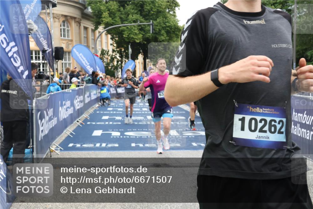 30.06.2024 - hella hamburg halbmarathon Lena Gebhardt http://msf.ph/oto/6671507 30.06.2024 10:39:00 Ziel 609, 6333, 7431, 7930, 7986, 8919, 9810, 10195, 10262, 11277, 12316 meine-sportfotos.de