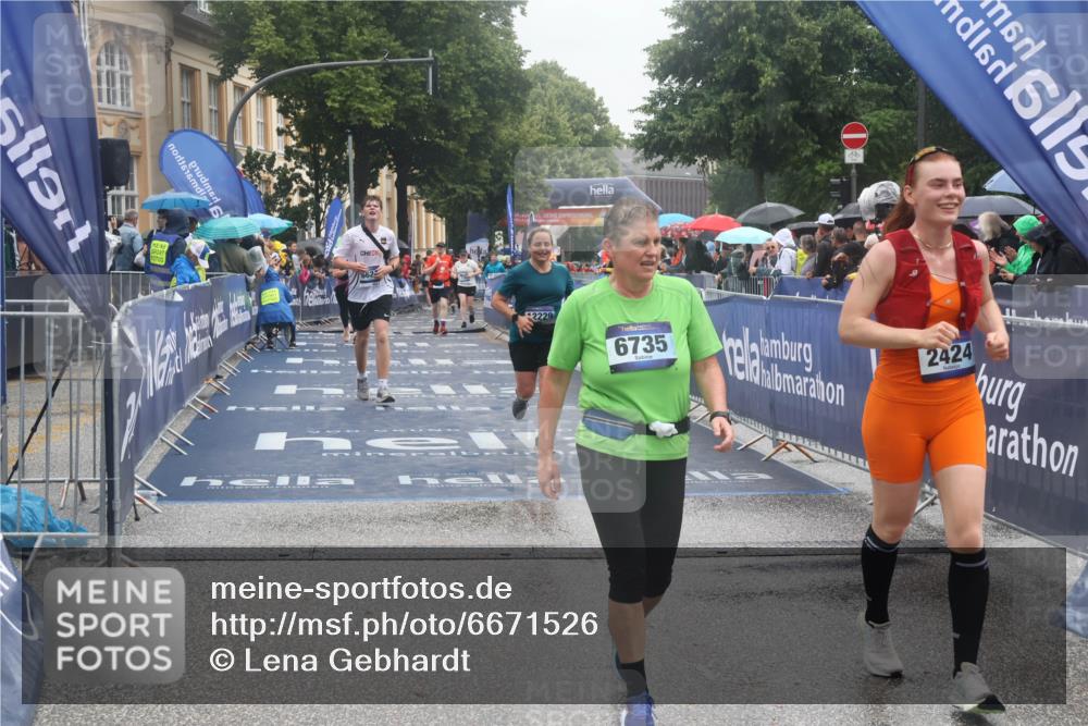 30.06.2024 - hella hamburg halbmarathon Lena Gebhardt http://msf.ph/oto/6671526 30.06.2024 12:22:20 Ziel 2424, 5426, 6624, 6735, 12229, 12244, 13048 meine-sportfotos.de