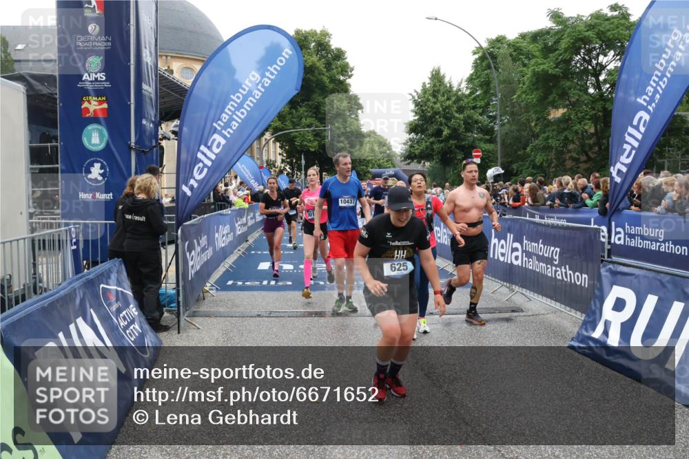 30.06.2024 - hella hamburg halbmarathon Lena Gebhardt http://msf.ph/oto/6671652 30.06.2024 11:10:00 Ziel 625, 1400, 1588, 2488, 2966, 3018, 3254, 3610, 4201, 4745, 6009, 6595, 6899, 6997, 7138, 7511, 8011, 9158, 10437, 10490 meine-sportfotos.de