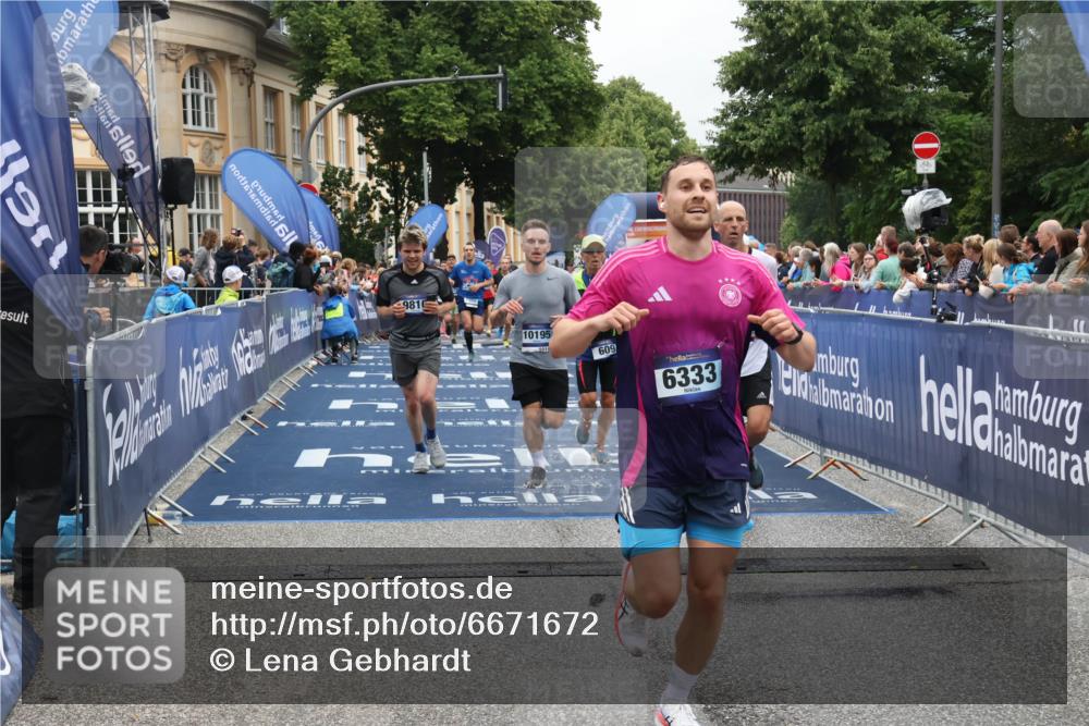 30.06.2024 - hella hamburg halbmarathon Lena Gebhardt http://msf.ph/oto/6671672 30.06.2024 10:39:01 Ziel 609, 3533, 6333, 7431, 7930, 7986, 8919, 9810, 10195, 10262, 12316 meine-sportfotos.de