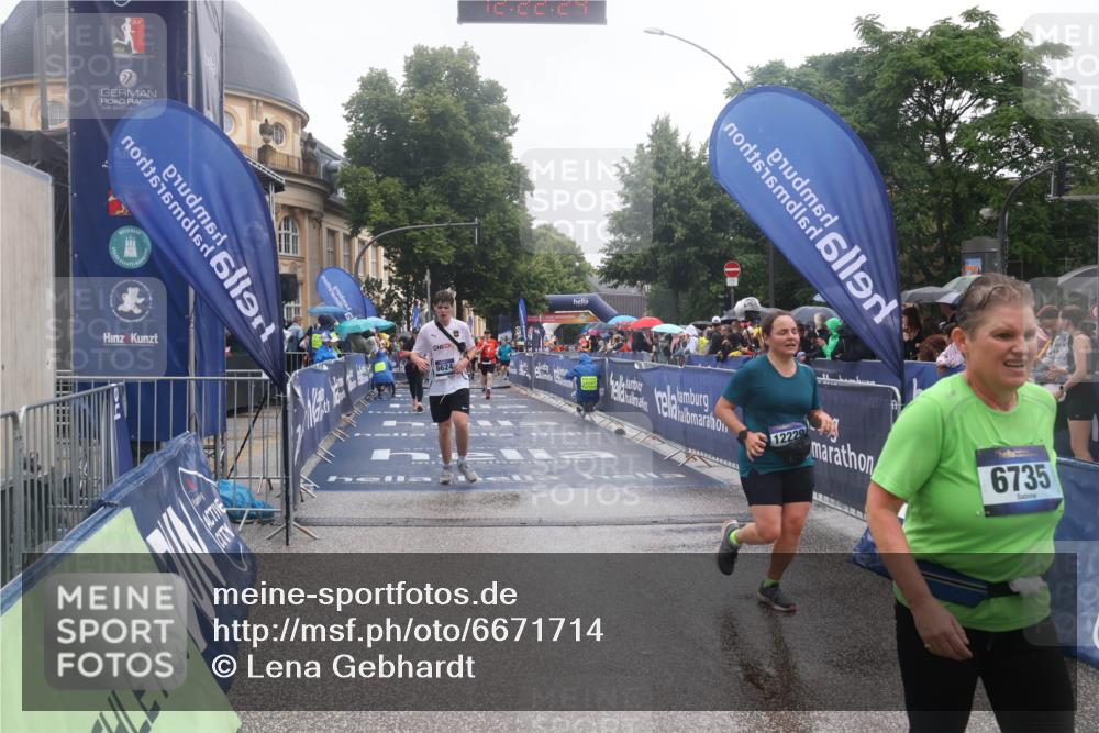 30.06.2024 - hella hamburg halbmarathon Lena Gebhardt http://msf.ph/oto/6671714 30.06.2024 12:22:22 Ziel 2424, 4331, 5426, 6624, 6735, 12229, 12244, 13048 meine-sportfotos.de