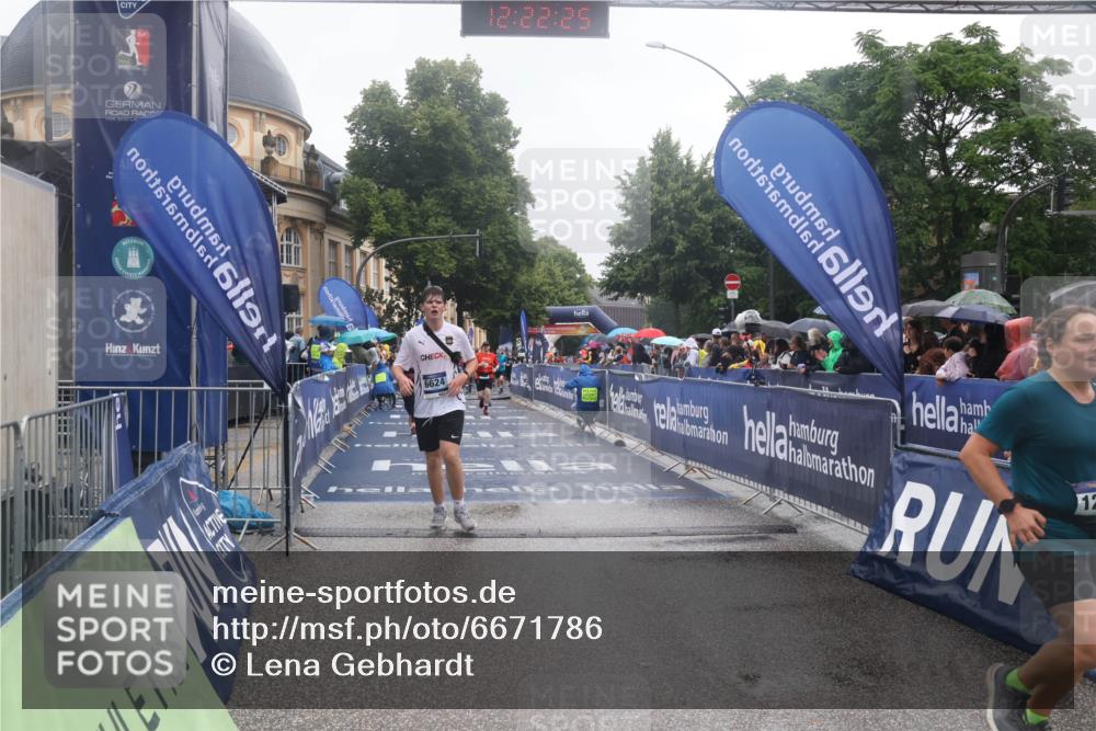 30.06.2024 - hella hamburg halbmarathon Lena Gebhardt http://msf.ph/oto/6671786 30.06.2024 12:22:23 Ziel 2424, 4331, 5426, 6624, 6735, 7267, 12229 meine-sportfotos.de