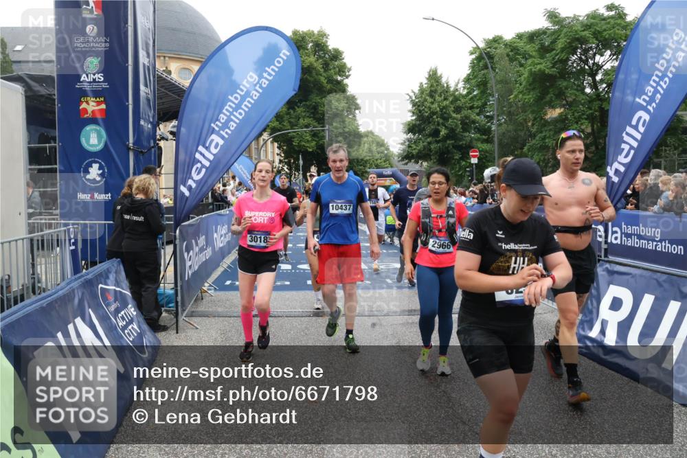 30.06.2024 - hella hamburg halbmarathon Lena Gebhardt http://msf.ph/oto/6671798 30.06.2024 11:10:01 Ziel 625, 1400, 1588, 2488, 2966, 3018, 3254, 3610, 4201, 4745, 6595, 6899, 6997, 7138, 7511, 8011, 9158, 10437, 10490 meine-sportfotos.de