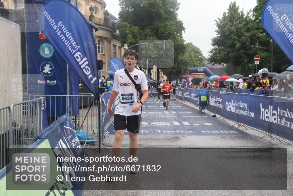 30.06.2024 - hella hamburg halbmarathon Lena Gebhardt http://msf.ph/oto/6671832 30.06.2024 12:22:25 Ziel 4331, 5426, 6624, 6735, 7267, 12229 meine-sportfotos.de