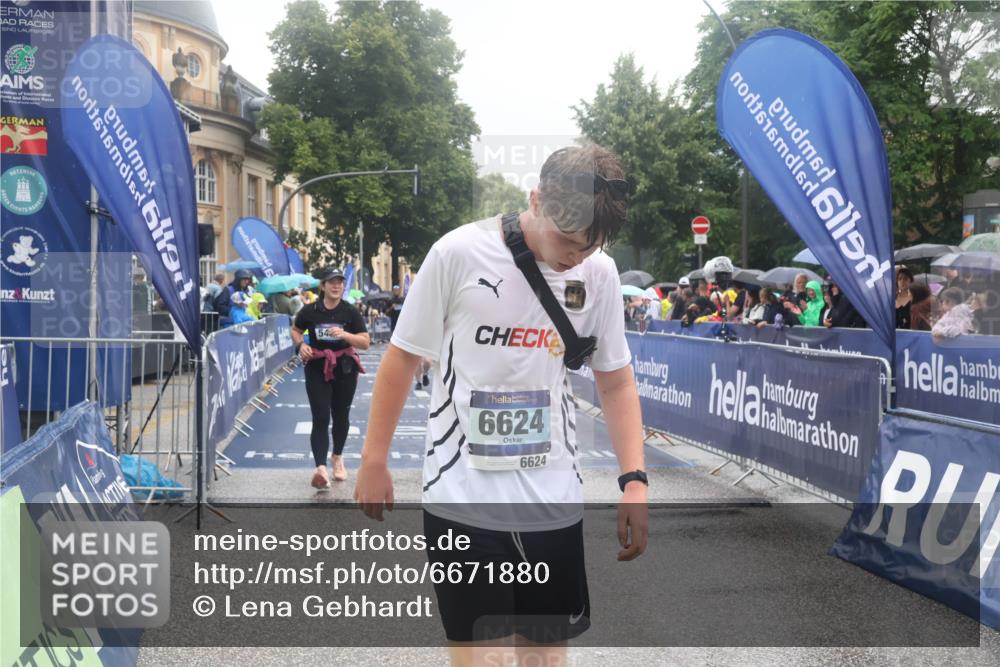 30.06.2024 - hella hamburg halbmarathon Lena Gebhardt http://msf.ph/oto/6671880 30.06.2024 12:22:27 Ziel 4331, 5426, 5614, 6624, 6735, 7267, 10227, 12229 meine-sportfotos.de