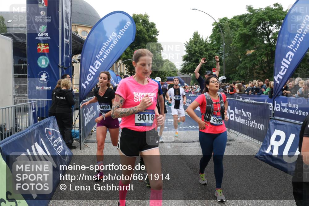 30.06.2024 - hella hamburg halbmarathon Lena Gebhardt http://msf.ph/oto/6671914 30.06.2024 11:10:02 Ziel 625, 1400, 1588, 2488, 2966, 3018, 3254, 3610, 4201, 6595, 6899, 6997, 7138, 7511, 8011, 10437, 10490 meine-sportfotos.de