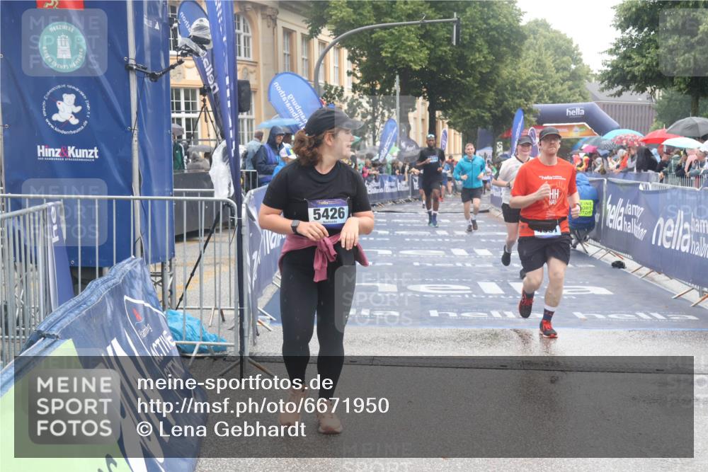 30.06.2024 - hella hamburg halbmarathon Lena Gebhardt http://msf.ph/oto/6671950 30.06.2024 12:22:28 Ziel 4331, 5426, 5614, 6624, 6735, 7267, 10227 meine-sportfotos.de