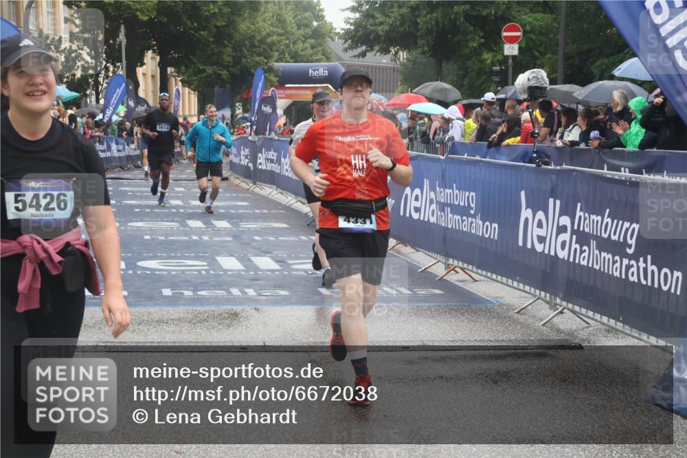 30.06.2024 - hella hamburg halbmarathon Lena Gebhardt http://msf.ph/oto/6672038 30.06.2024 12:22:29 Ziel 4331, 5426, 5614, 7267, 10227 meine-sportfotos.de