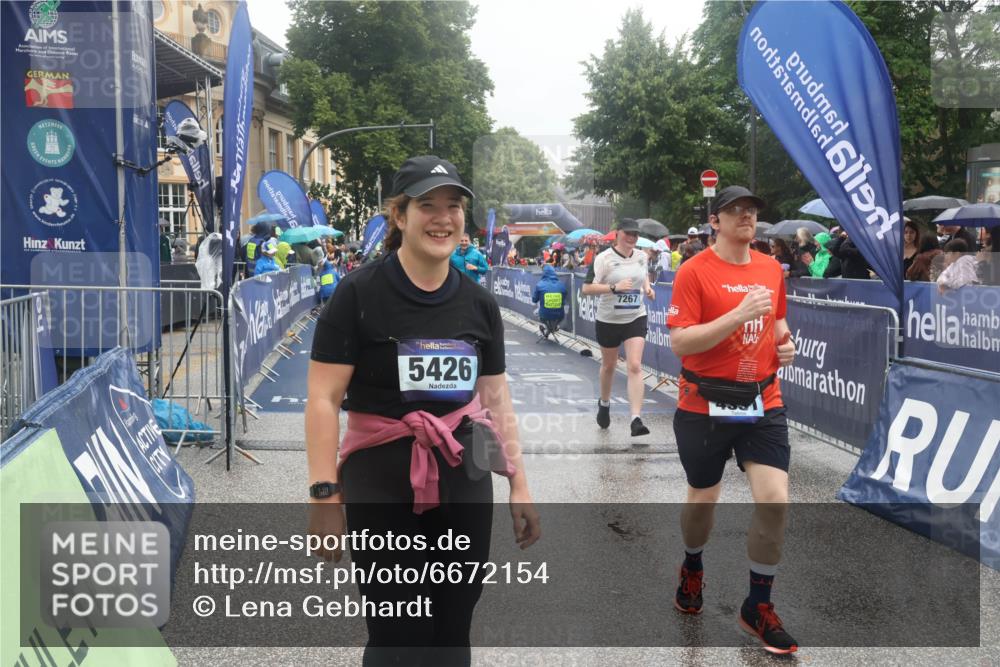 30.06.2024 - hella hamburg halbmarathon Lena Gebhardt http://msf.ph/oto/6672154 30.06.2024 12:22:30 Ziel 4331, 5426, 5614, 7267, 10227 meine-sportfotos.de