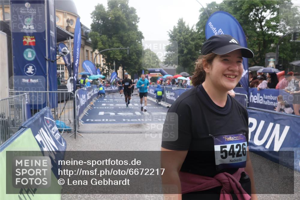 30.06.2024 - hella hamburg halbmarathon Lena Gebhardt http://msf.ph/oto/6672217 30.06.2024 12:22:31 Ziel 4331, 5426, 5614, 7267, 10227 meine-sportfotos.de