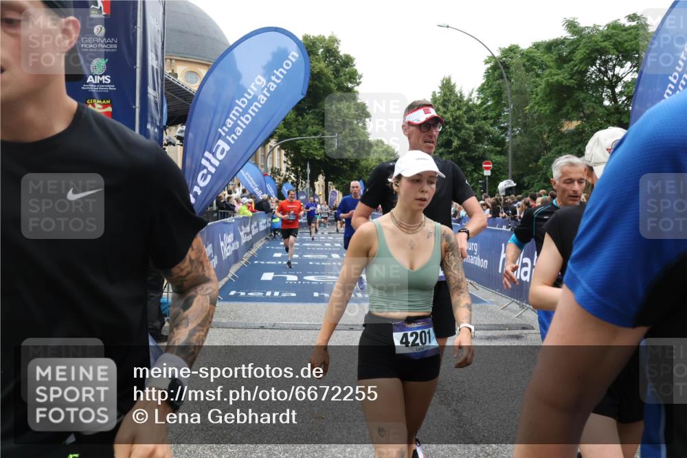 30.06.2024 - hella hamburg halbmarathon Lena Gebhardt http://msf.ph/oto/6672255 30.06.2024 11:10:05 Ziel 1400, 1588, 3018, 3254, 3610, 3741, 4201, 6595, 6899, 6997, 7138, 7511, 8011, 10437, 10490, 10665, 11813 meine-sportfotos.de