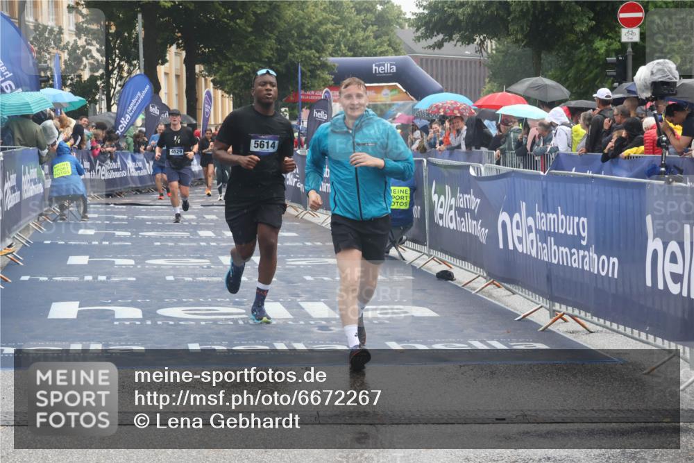 30.06.2024 - hella hamburg halbmarathon Lena Gebhardt http://msf.ph/oto/6672267 30.06.2024 12:22:32 Ziel 4331, 4529, 5426, 5614, 7267, 10227 meine-sportfotos.de