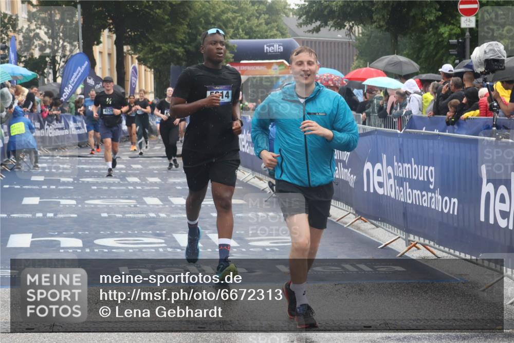 30.06.2024 - hella hamburg halbmarathon Lena Gebhardt http://msf.ph/oto/6672313 30.06.2024 12:22:33 Ziel 4331, 4529, 5614, 6088, 7267, 10227 meine-sportfotos.de
