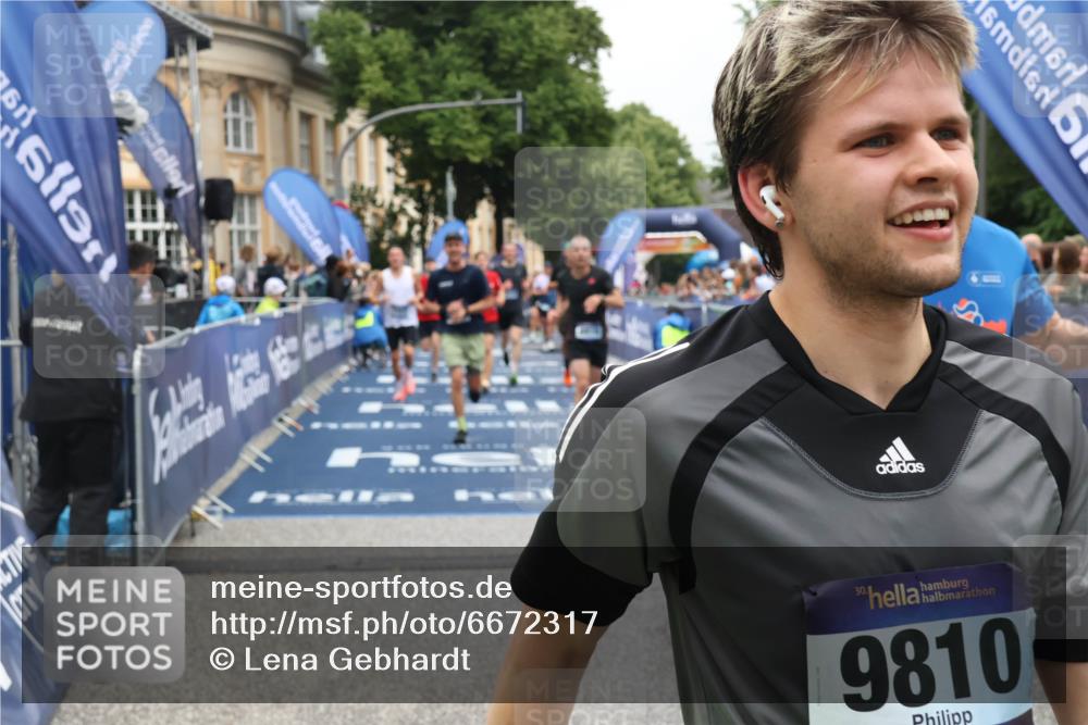 30.06.2024 - hella hamburg halbmarathon Lena Gebhardt http://msf.ph/oto/6672317 30.06.2024 10:39:06 Ziel 609, 2003, 2212, 3533, 4969, 6665, 7930, 7986, 8919, 9432, 9632, 9650, 9810, 10195, 10725, 11793 meine-sportfotos.de