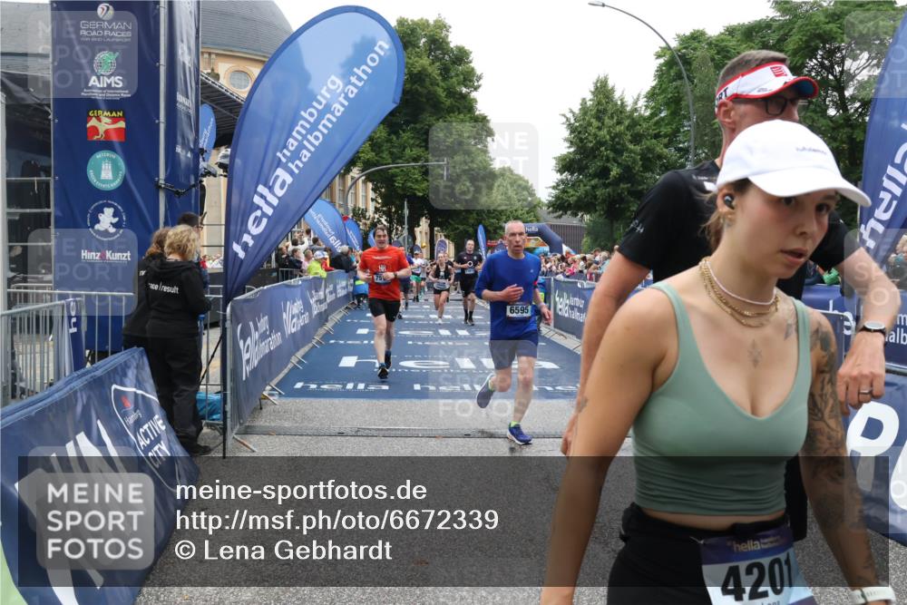 30.06.2024 - hella hamburg halbmarathon Lena Gebhardt http://msf.ph/oto/6672339 30.06.2024 11:10:06 Ziel 1400, 1588, 3018, 3067, 3254, 3610, 3741, 4201, 6595, 6899, 6997, 7138, 7511, 8011, 9608, 10490, 10665, 11185, 11813 meine-sportfotos.de