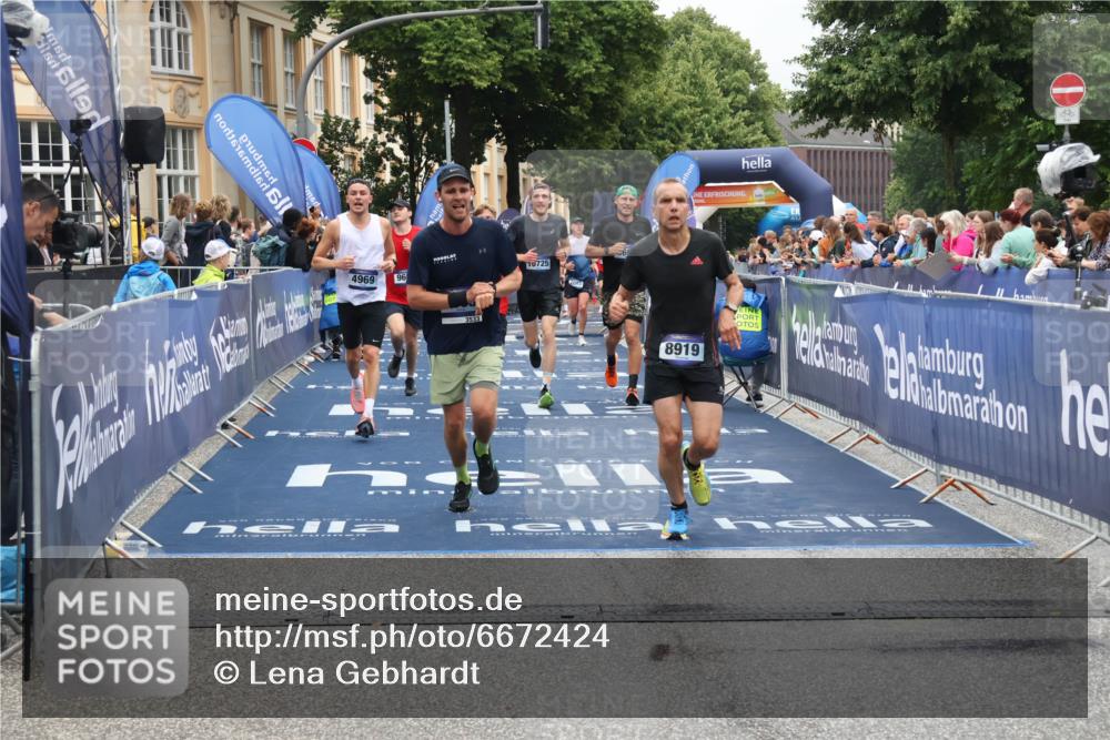 30.06.2024 - hella hamburg halbmarathon Lena Gebhardt http://msf.ph/oto/6672424 30.06.2024 10:39:07 Ziel 609, 2003, 2212, 3533, 4969, 6665, 7986, 8919, 9432, 9632, 9650, 9810, 10195, 10725, 11618, 11793 meine-sportfotos.de