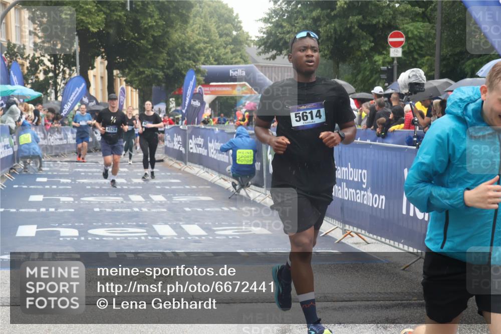 30.06.2024 - hella hamburg halbmarathon Lena Gebhardt http://msf.ph/oto/6672441 30.06.2024 12:22:34 Ziel 4331, 4529, 5614, 6088, 7267, 10227 meine-sportfotos.de