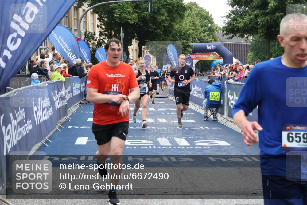 30.06.2024 - hella hamburg halbmarathon Lena Gebhardt http://msf.ph/oto/6672490 30.06.2024 11:10:07 Ziel 553, 1400, 1588, 3067, 3254, 3610, 3741, 6595, 6899, 7138, 7511, 8011, 9608, 10490, 10665, 11185, 11813 meine-sportfotos.de