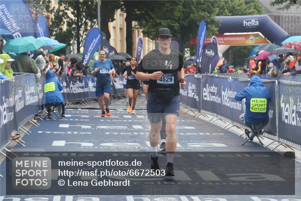 30.06.2024 - hella hamburg halbmarathon Lena Gebhardt http://msf.ph/oto/6672503 30.06.2024 12:22:37 Ziel 4529, 5614, 6088, 10150, 10227 meine-sportfotos.de
