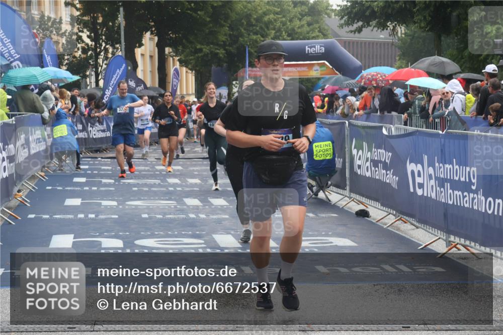 30.06.2024 - hella hamburg halbmarathon Lena Gebhardt http://msf.ph/oto/6672537 30.06.2024 12:22:38 Ziel 3277, 3989, 4529, 5614, 6088, 10150, 10227 meine-sportfotos.de
