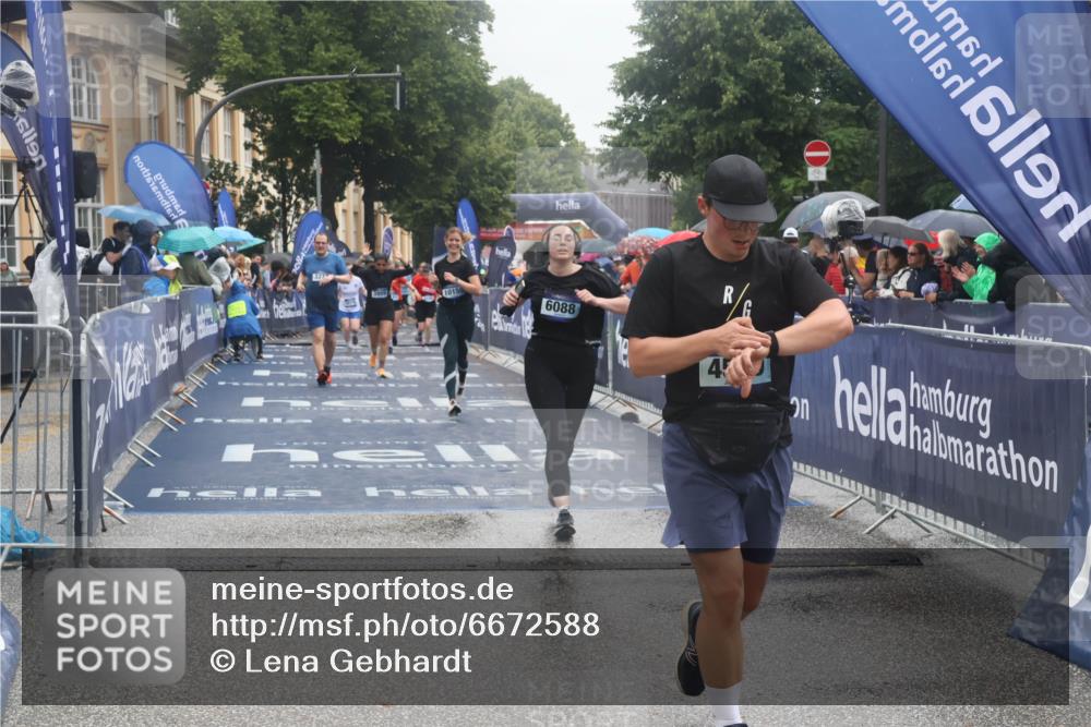 30.06.2024 - hella hamburg halbmarathon Lena Gebhardt http://msf.ph/oto/6672588 30.06.2024 12:22:40 Ziel 2789, 3277, 3989, 4191, 4529, 6088, 8049, 10150, 10776 meine-sportfotos.de