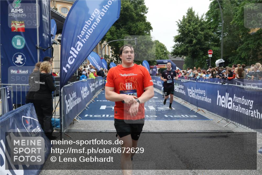 30.06.2024 - hella hamburg halbmarathon Lena Gebhardt http://msf.ph/oto/6672629 30.06.2024 11:10:08 Ziel 553, 1588, 3067, 3254, 3610, 3741, 6595, 7138, 7511, 8011, 9608, 10665, 11185, 11813 meine-sportfotos.de