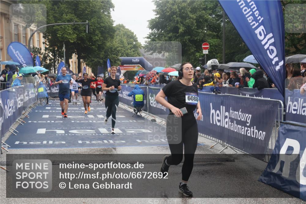 30.06.2024 - hella hamburg halbmarathon Lena Gebhardt http://msf.ph/oto/6672692 30.06.2024 12:22:41 Ziel 2789, 3277, 3989, 4191, 4529, 6088, 8049, 10150, 10776 meine-sportfotos.de