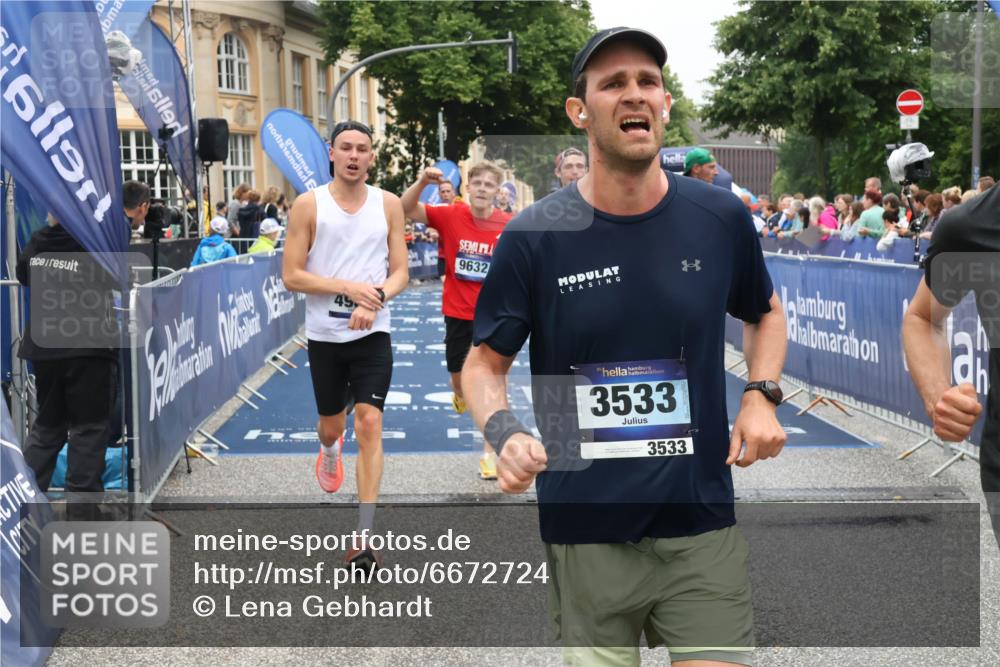 30.06.2024 - hella hamburg halbmarathon Lena Gebhardt http://msf.ph/oto/6672724 30.06.2024 10:39:09 Ziel 2003, 2212, 3533, 4969, 6665, 7986, 8919, 9432, 9632, 9650, 10453, 10725, 11618, 11793 meine-sportfotos.de