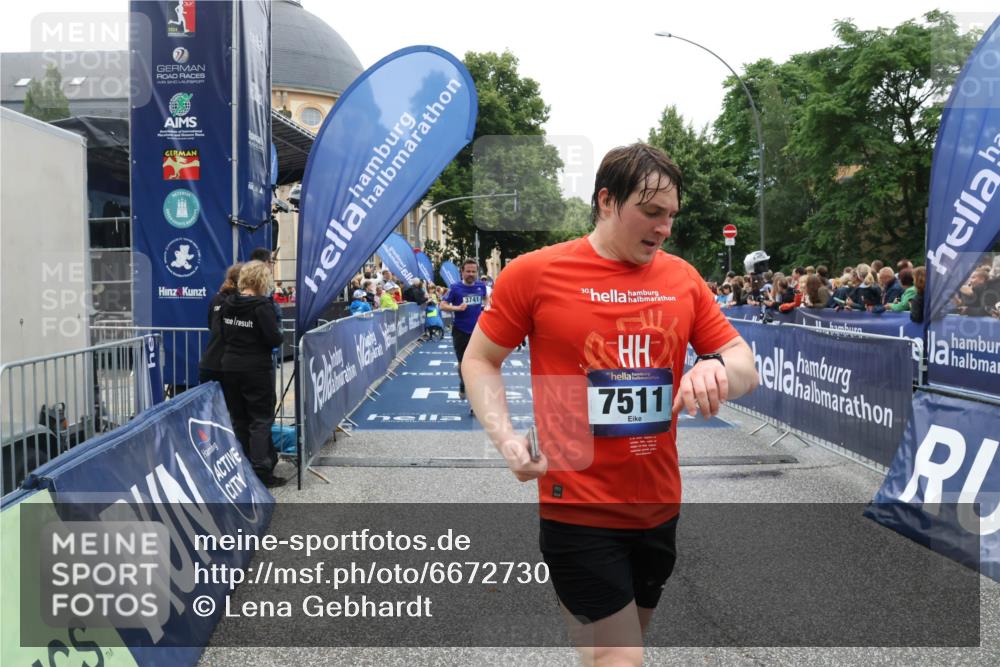 30.06.2024 - hella hamburg halbmarathon Lena Gebhardt http://msf.ph/oto/6672730 30.06.2024 11:10:09 Ziel 553, 2653, 3067, 3254, 3610, 3741, 6595, 6662, 7511, 9608, 10665, 11185, 11813 meine-sportfotos.de