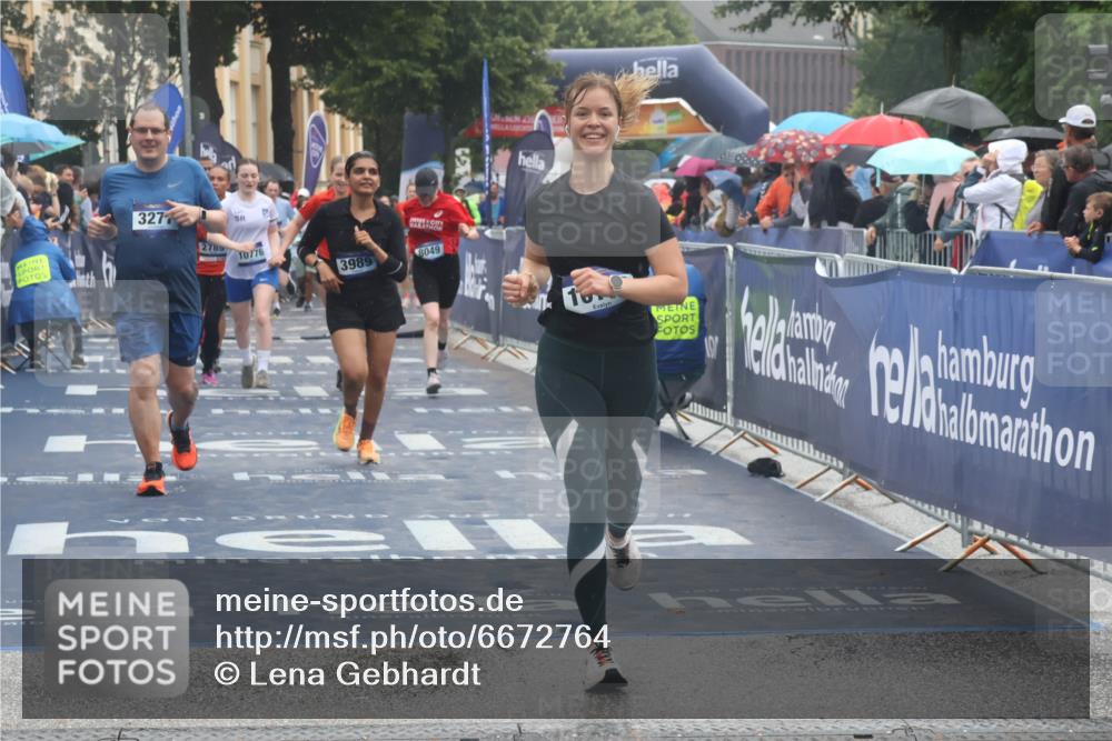30.06.2024 - hella hamburg halbmarathon Lena Gebhardt http://msf.ph/oto/6672764 30.06.2024 12:22:42 Ziel 2789, 3277, 3989, 4191, 4529, 6088, 8049, 10150, 10776, 11735 meine-sportfotos.de