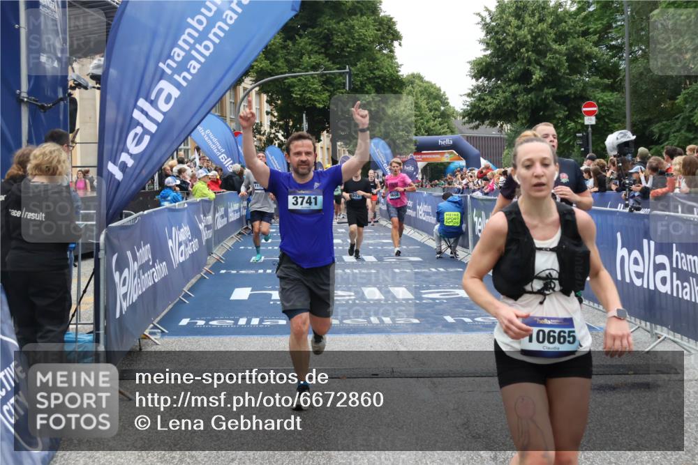 30.06.2024 - hella hamburg halbmarathon Lena Gebhardt http://msf.ph/oto/6672860 30.06.2024 11:10:10 Ziel 553, 2653, 3067, 3741, 6595, 6662, 7511, 8485, 9075, 9608, 10665, 11185, 11813 meine-sportfotos.de