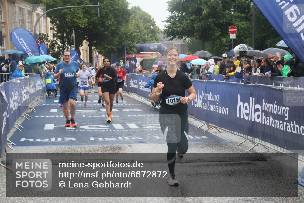 30.06.2024 - hella hamburg halbmarathon Lena Gebhardt http://msf.ph/oto/6672872 30.06.2024 12:22:43 Ziel 2789, 3277, 3989, 4191, 4529, 6088, 8049, 10150, 10776, 11735 meine-sportfotos.de