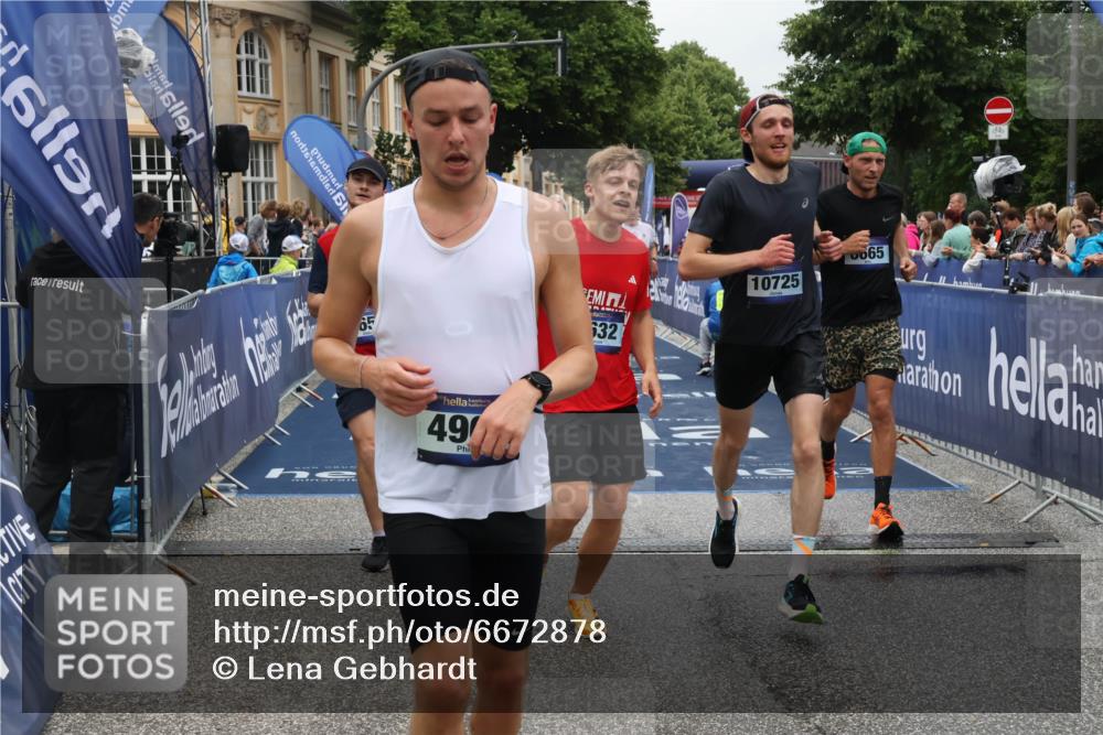 30.06.2024 - hella hamburg halbmarathon Lena Gebhardt http://msf.ph/oto/6672878 30.06.2024 10:39:10 Ziel 2003, 2212, 3533, 4969, 6665, 7986, 8919, 9432, 9632, 9650, 9760, 10453, 10725, 11059, 11618, 11793 meine-sportfotos.de