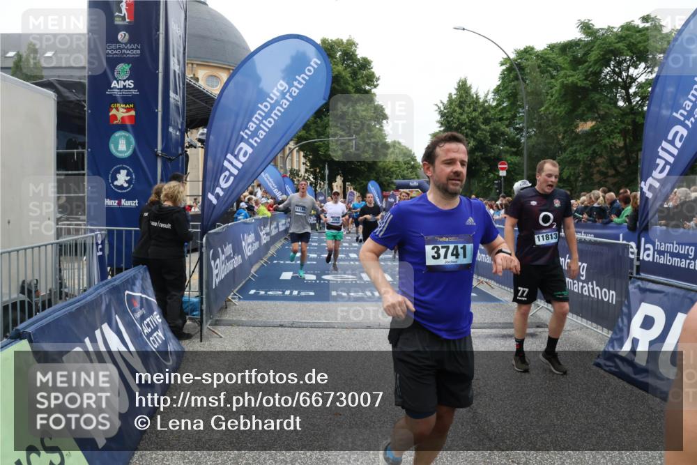 30.06.2024 - hella hamburg halbmarathon Lena Gebhardt http://msf.ph/oto/6673007 30.06.2024 11:10:11 Ziel 553, 2653, 3067, 3741, 6595, 6662, 7511, 8051, 8485, 9075, 9608, 10665, 11185, 11813 meine-sportfotos.de