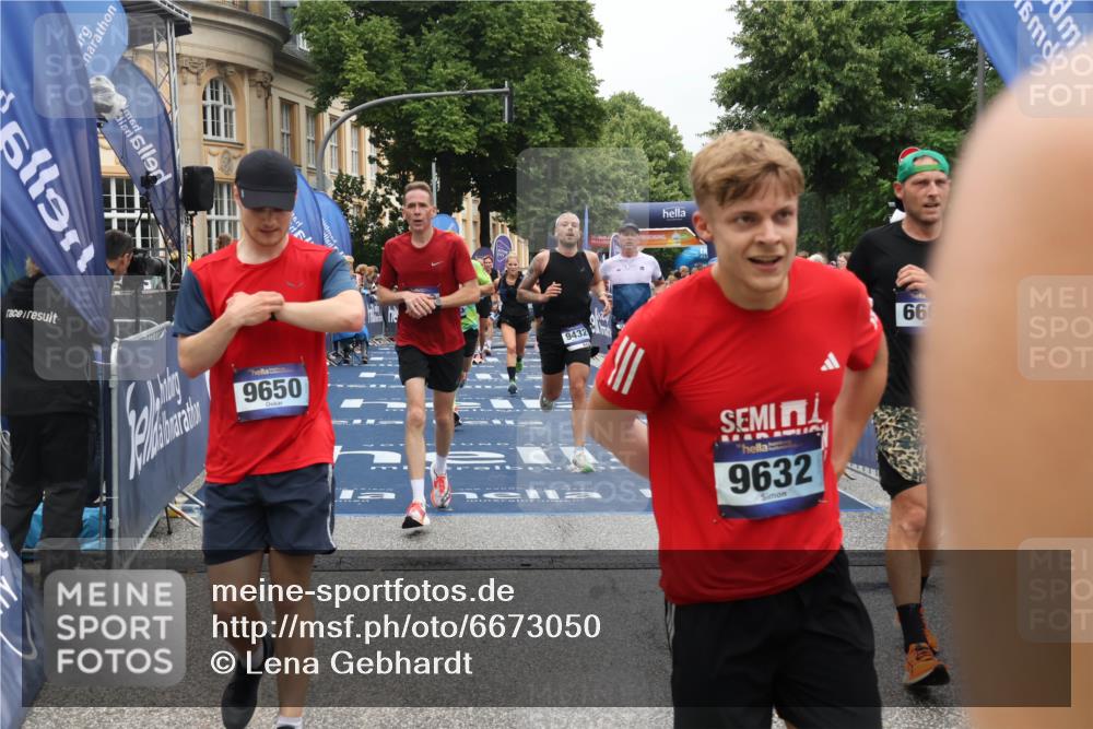 30.06.2024 - hella hamburg halbmarathon Lena Gebhardt http://msf.ph/oto/6673050 30.06.2024 10:39:11 Ziel 585, 2003, 2212, 3533, 4969, 6665, 8919, 9432, 9632, 9650, 9760, 10453, 10725, 11059, 11618, 11793 meine-sportfotos.de