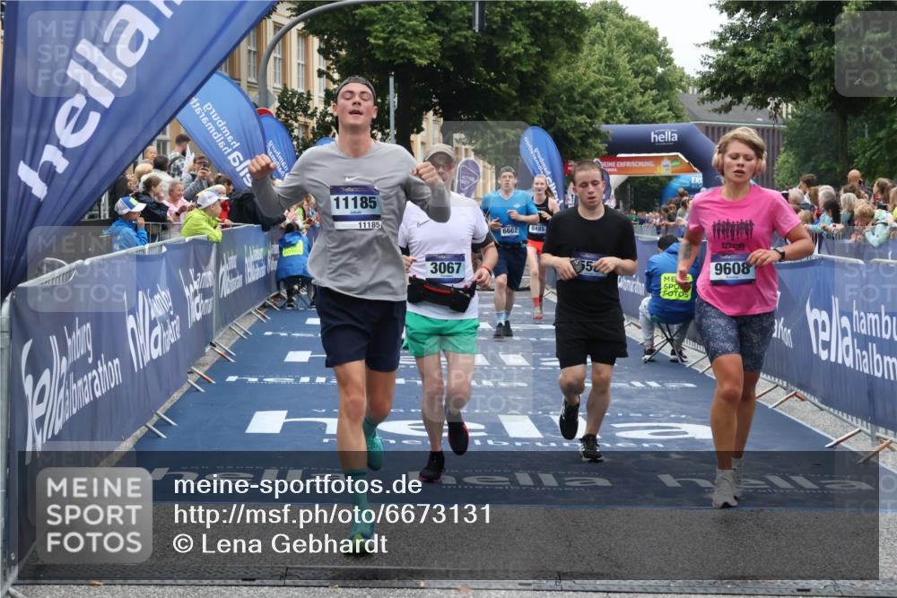 30.06.2024 - hella hamburg halbmarathon Lena Gebhardt http://msf.ph/oto/6673131 30.06.2024 11:10:12 Ziel 553, 2653, 3067, 3741, 6662, 7511, 8051, 8485, 9075, 9608, 10665, 11185, 11813 meine-sportfotos.de