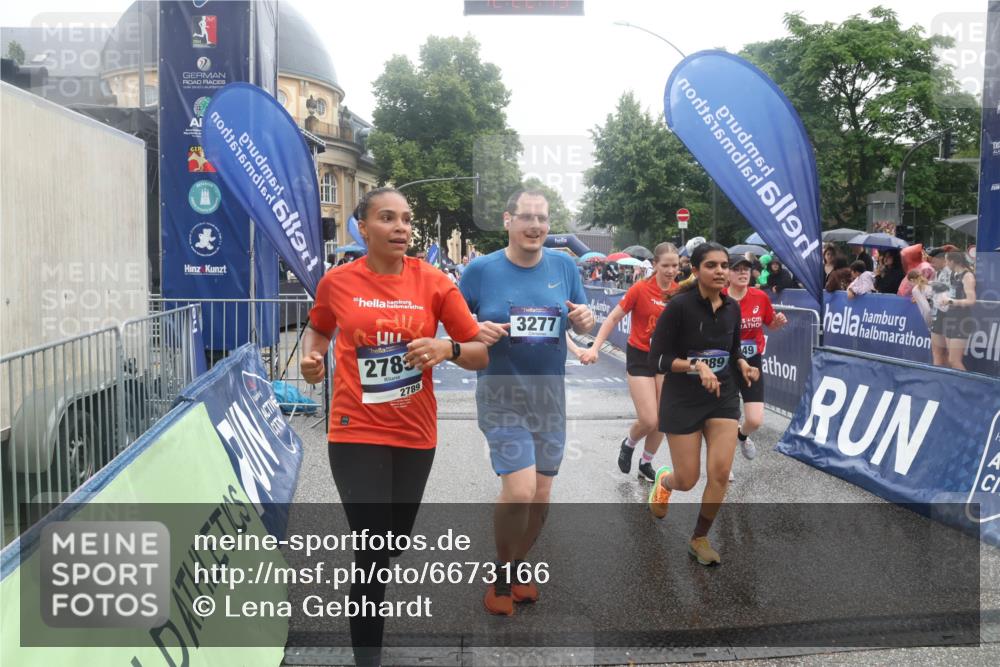30.06.2024 - hella hamburg halbmarathon Lena Gebhardt http://msf.ph/oto/6673166 30.06.2024 12:22:47 Ziel 2789, 3277, 3989, 4191, 8049, 8273, 10150, 10776, 11735 meine-sportfotos.de