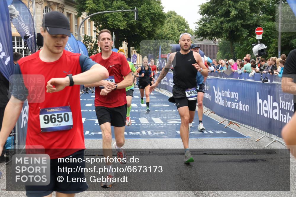 30.06.2024 - hella hamburg halbmarathon Lena Gebhardt http://msf.ph/oto/6673173 30.06.2024 10:39:12 Ziel 585, 2003, 2212, 3533, 4969, 6665, 8919, 9432, 9632, 9650, 9760, 10453, 10725, 11059, 11550, 11618, 11793 meine-sportfotos.de