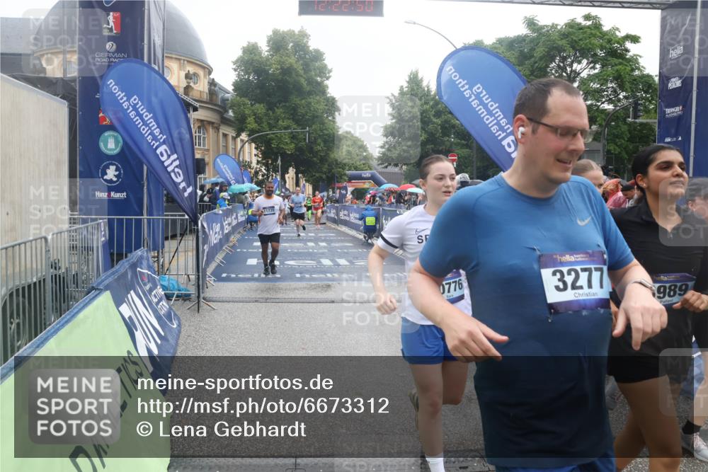 30.06.2024 - hella hamburg halbmarathon Lena Gebhardt http://msf.ph/oto/6673312 30.06.2024 12:22:48 Ziel 2789, 3277, 3989, 4191, 8049, 8273, 10150, 10600, 10776, 11735 meine-sportfotos.de