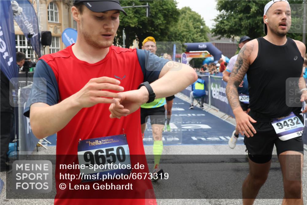 30.06.2024 - hella hamburg halbmarathon Lena Gebhardt http://msf.ph/oto/6673319 30.06.2024 10:39:13 Ziel 585, 2003, 2212, 3533, 4969, 6665, 9432, 9632, 9650, 9760, 10453, 10725, 11059, 11550, 11618, 11793 meine-sportfotos.de