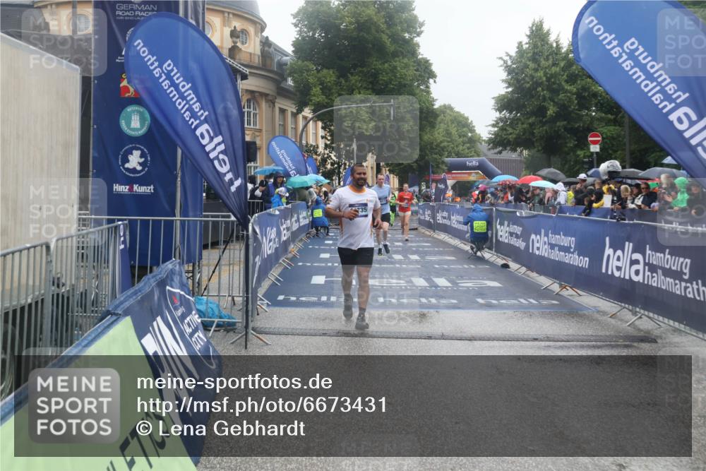 30.06.2024 - hella hamburg halbmarathon Lena Gebhardt http://msf.ph/oto/6673431 30.06.2024 12:22:49 Ziel 2789, 3277, 3989, 4191, 8049, 8273, 10600, 10776, 11735 meine-sportfotos.de
