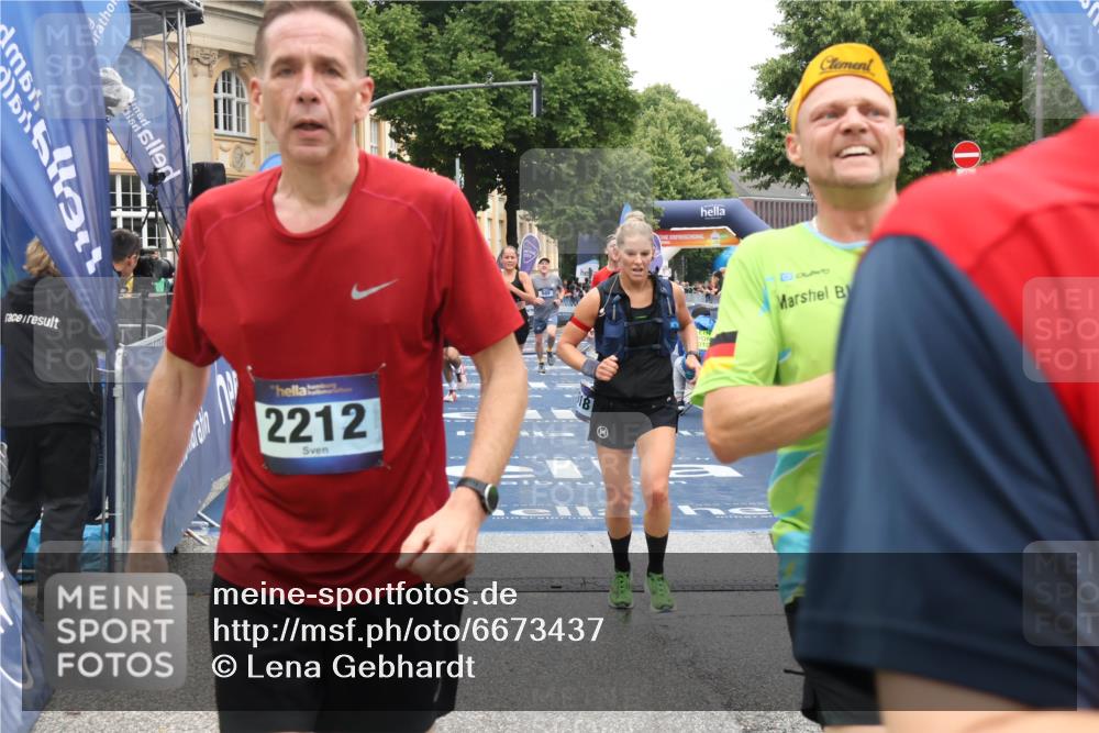 30.06.2024 - hella hamburg halbmarathon Lena Gebhardt http://msf.ph/oto/6673437 30.06.2024 10:39:14 Ziel 585, 2003, 2212, 4969, 6665, 9432, 9632, 9650, 9760, 10453, 10725, 11059, 11550, 11618, 11793 meine-sportfotos.de