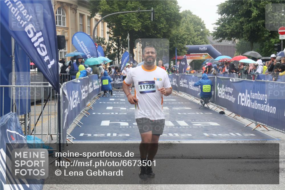30.06.2024 - hella hamburg halbmarathon Lena Gebhardt http://msf.ph/oto/6673501 30.06.2024 12:22:50 Ziel 2789, 3277, 3989, 4191, 8049, 8273, 10600, 10776, 11735 meine-sportfotos.de